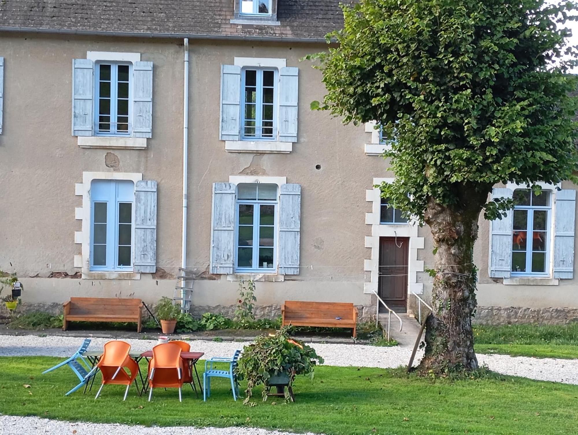 L' Ancienne Ecole Du Morvan Larochemillay Extérieur photo